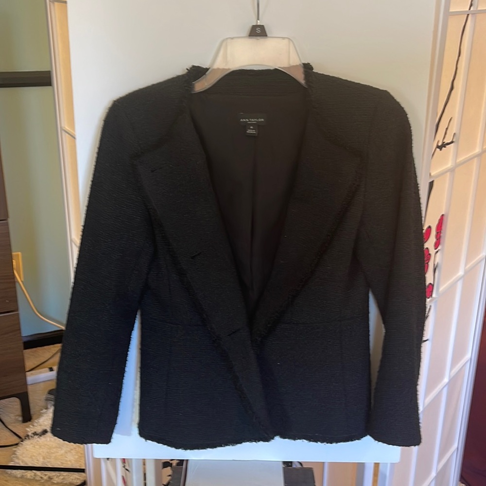 Like new Ann Taylor black blazer. Sz: 00. 78% polyester/20% cotton Machine wash.